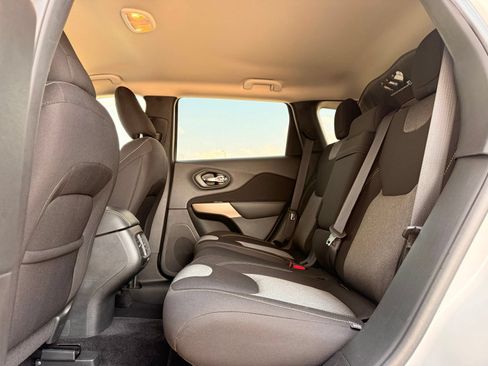 Used 2018 Jeep Cherokee Latitude w/ Safety Group AWD/4WD image 17