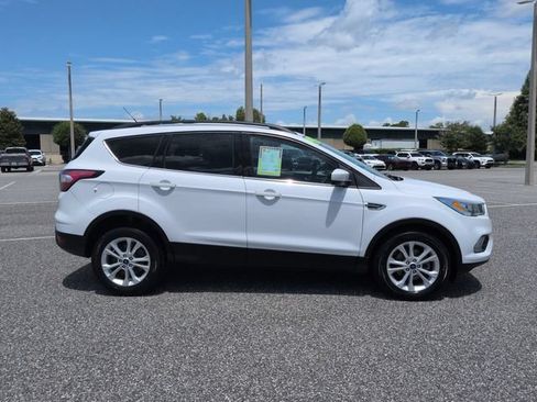 Used 2017 Ford Escape SE w/ Equipment Group 201A FWD image 3