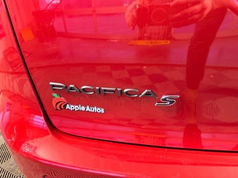 Used 2025 Chrysler Pacifica Limited image 12