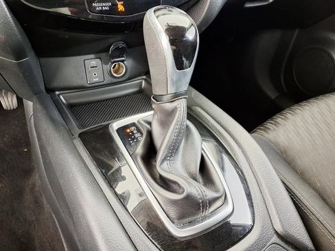 Used 2017 Nissan Rogue S FWD image 20