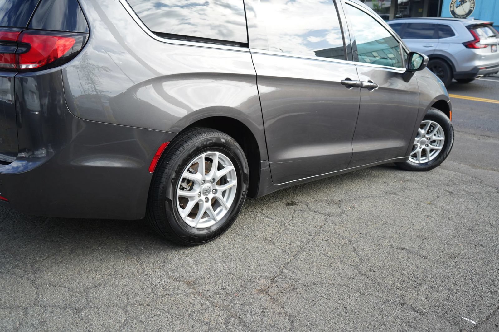 Used 2022 Chrysler Pacifica Touring-L FWD image 6