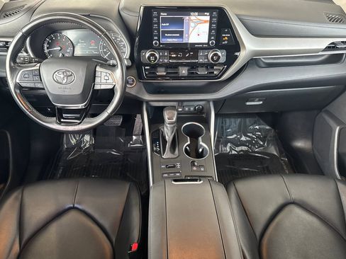Used 2020 Toyota Highlander XLE image 14