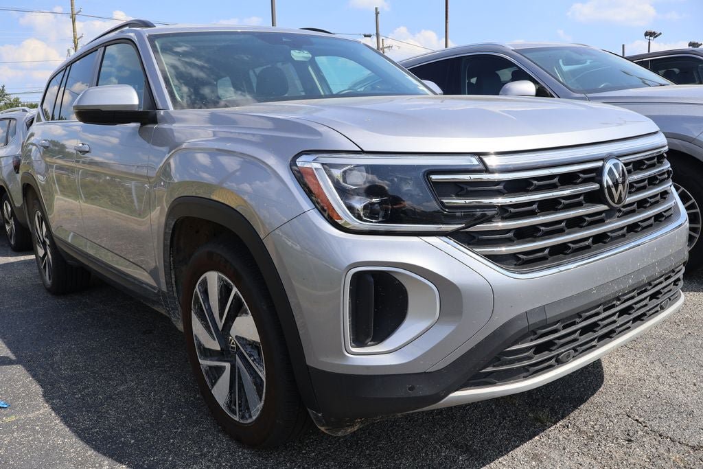 Used 2025 Volkswagen Atlas SE AWD/4WD image 2