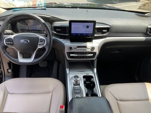 Used 2023 Ford Explorer XLT w/ Equipment Group 202A AWD/4WD image 4