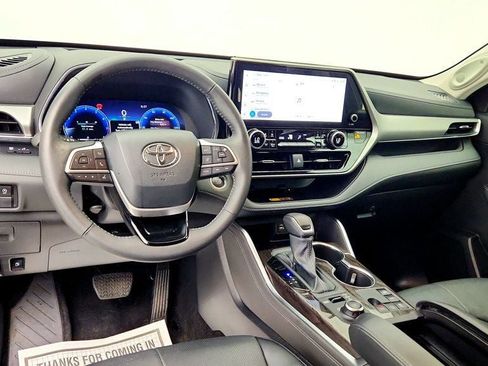 Used 2025 Toyota Highlander Platinum AWD/4WD image 13