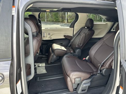 Certified 2023 Toyota Sienna Platinum FWD image 32