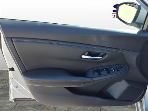 Used 2023 Nissan Sentra SV image 11