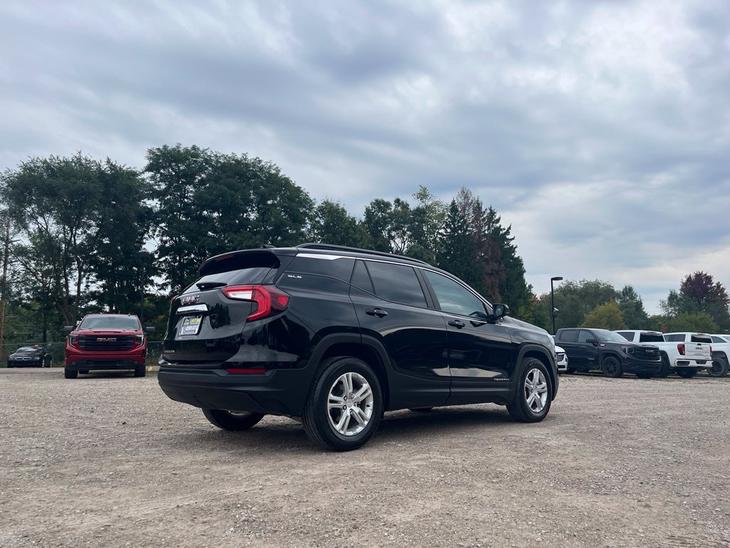 Used 2024 GMC Terrain SLE w/ Driver Convenience Package FWD image 9