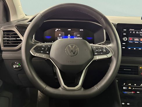 Certified 2025 Volkswagen Taos SE image 11