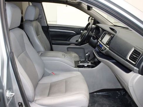 Used 2017 Toyota Highlander Limited Platinum image 12