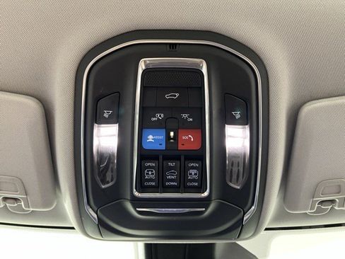 Used 2022 Jeep Grand Cherokee Limited AWD/4WD image 31