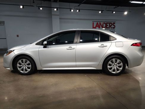 Used 2021 Toyota Corolla LE image 4