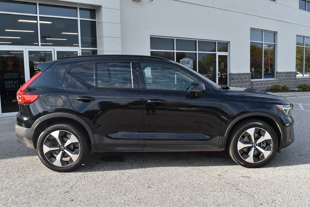 Used 2023 Volvo XC40 B4 Ultimate FWD image 2