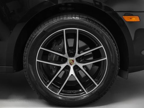 Certified 2022 Porsche Macan AWD/4WD image 16