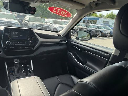 Used 2022 Toyota Highlander XLE AWD/4WD image 30