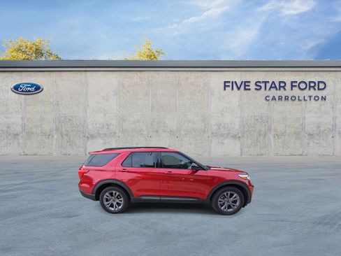 Used 2022 Ford Explorer XLT w/ Equipment Group 202A image 9