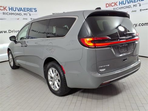 Used 2023 Chrysler Pacifica Touring-L image 6