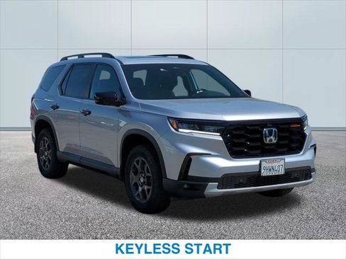 Certified 2023 Honda Pilot TrailSport image 4