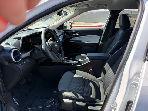 Used 2025 Chevrolet Trax LT image 11