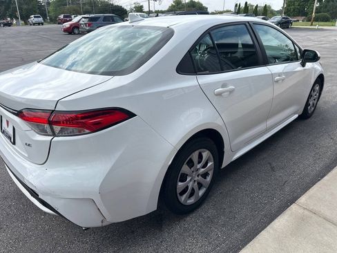 Used 2021 Toyota Corolla LE FWD image 3