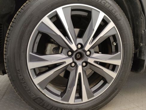 Used 2017 Nissan Pathfinder Platinum w/ Family Entertainment Package FWD image 31