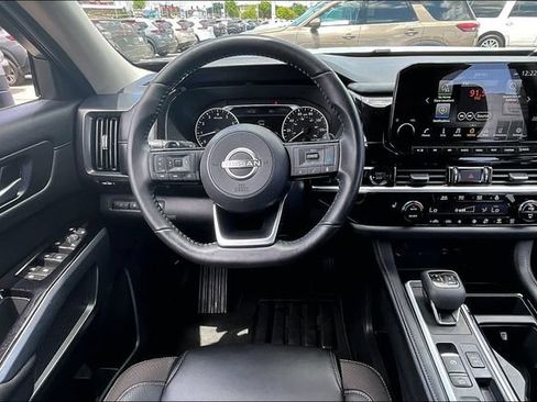 Certified 2025 Nissan Pathfinder SL FWD image 8