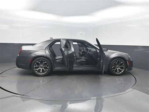 Used 2019 Chrysler 300 S image 40