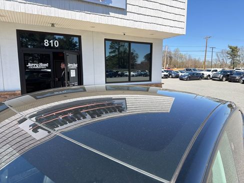 Used 2022 Tesla Model Y Long Range image 11