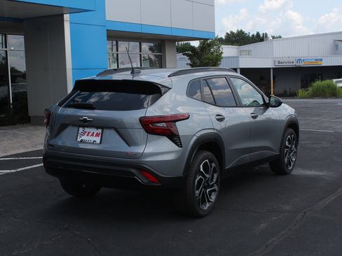 New 2026 Chevrolet Trax RS w/ Sunroof Package FWD image 4