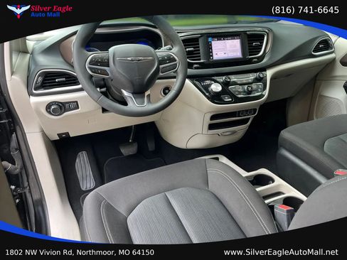 Used 2024 Chrysler Voyager LX FWD image 8