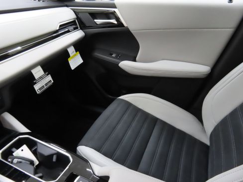 New 2025 Mitsubishi Outlander SE image 19