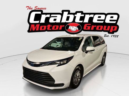 Certified 2024 Toyota Sienna LE image 1