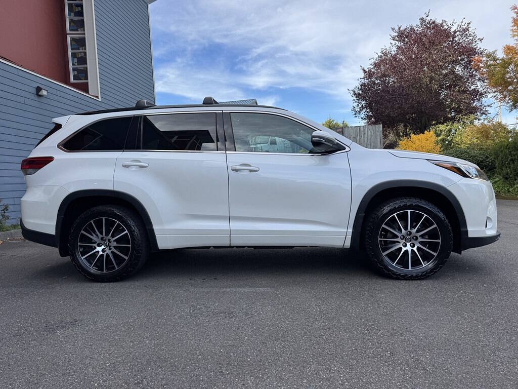 Used 2017 Toyota Highlander SE AWD/4WD image 2