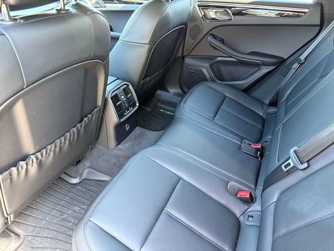 Used 2025 Porsche Macan image 31