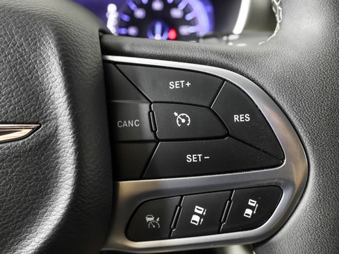 Used 2024 Chrysler Pacifica Touring-L FWD image 28