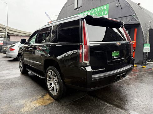 Used 2018 Cadillac Escalade Luxury AWD/4WD image 6