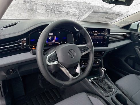 Used 2025 Volkswagen Jetta SE FWD image 9
