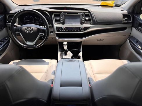 Used 2019 Toyota Highlander XLE AWD/4WD image 12