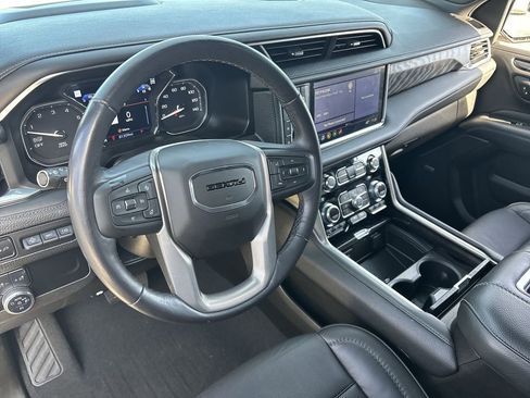 Used 2021 GMC Yukon XL Denali w/ Denali Premium Package image 10