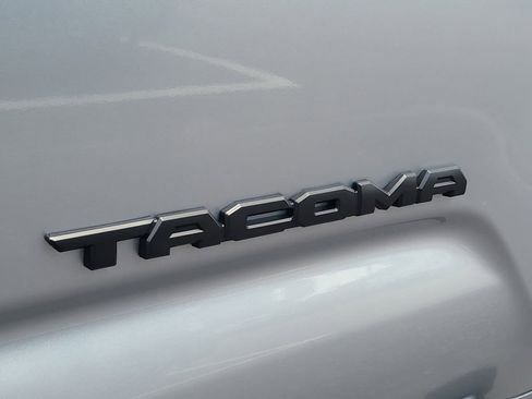 Used 2019 Toyota Tacoma TRD Off-Road AWD/4WD image 5