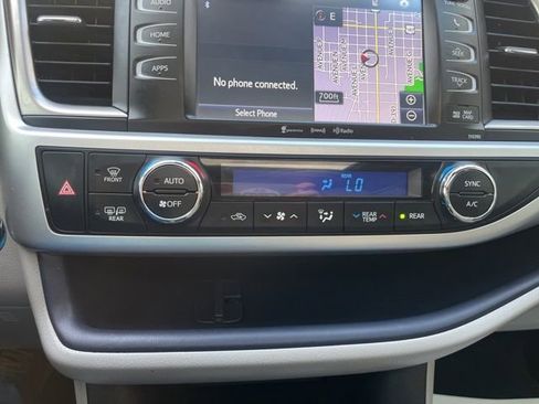 Used 2019 Toyota Highlander XLE image 15