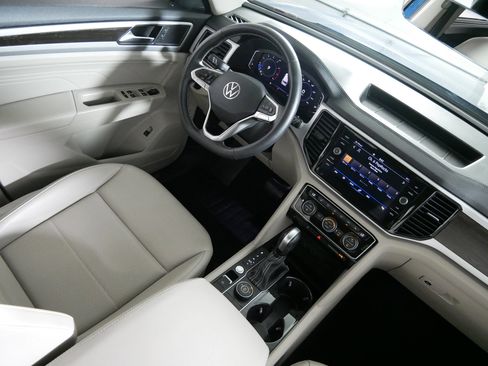 Used 2023 Volkswagen Atlas SE w/ Panoramic Sunroof Package image 9