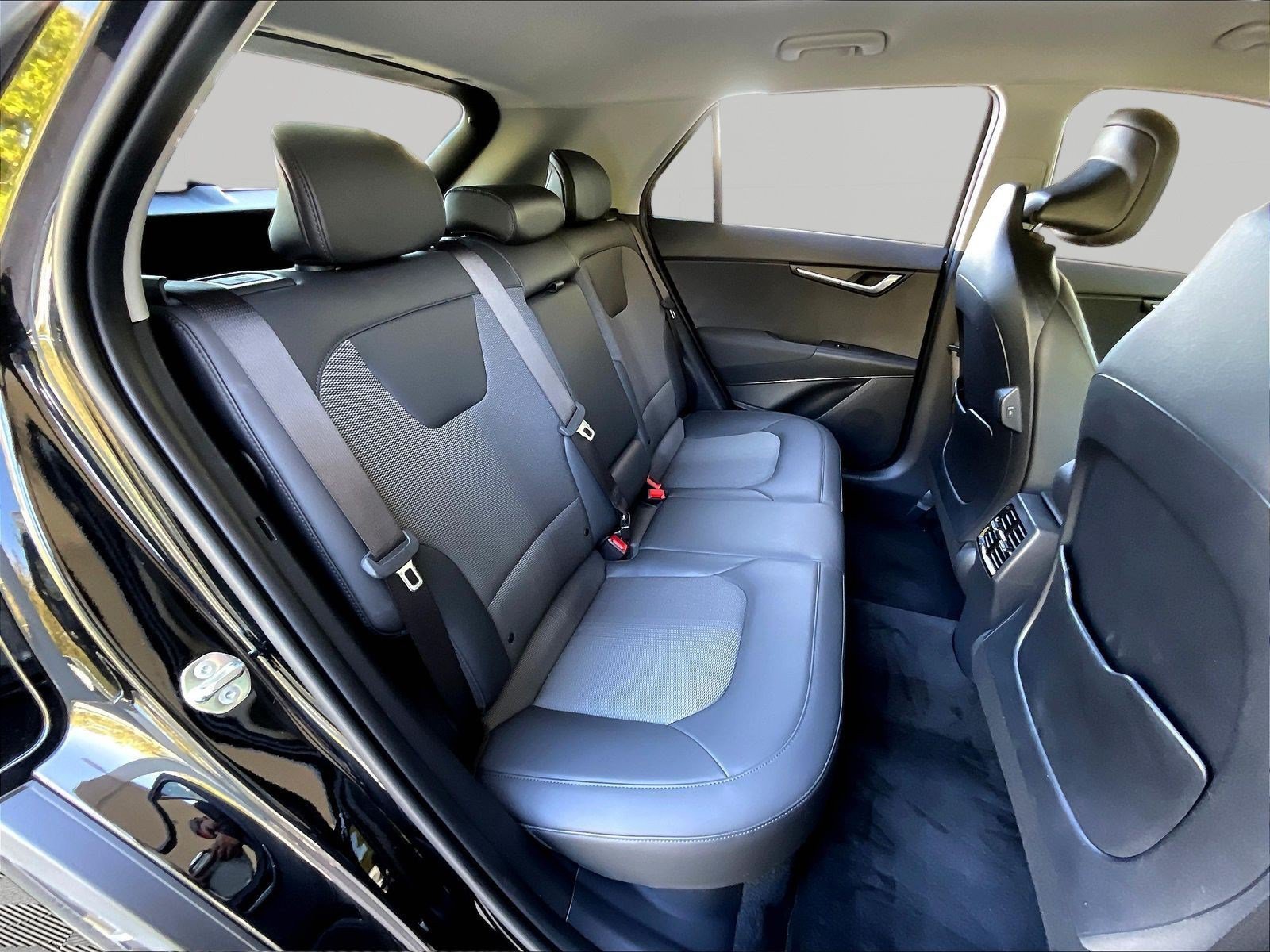 Used 2025 Kia Niro EX FWD image 23