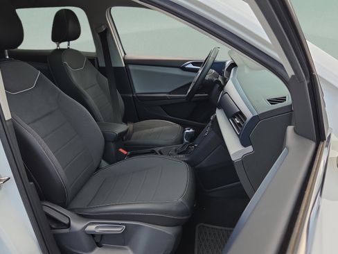 Used 2023 Volkswagen Taos SE w/ Panoramic Sunroof Package FWD image 17