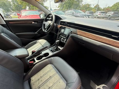 Used 2022 Volkswagen Passat 2.0T FWD image 13