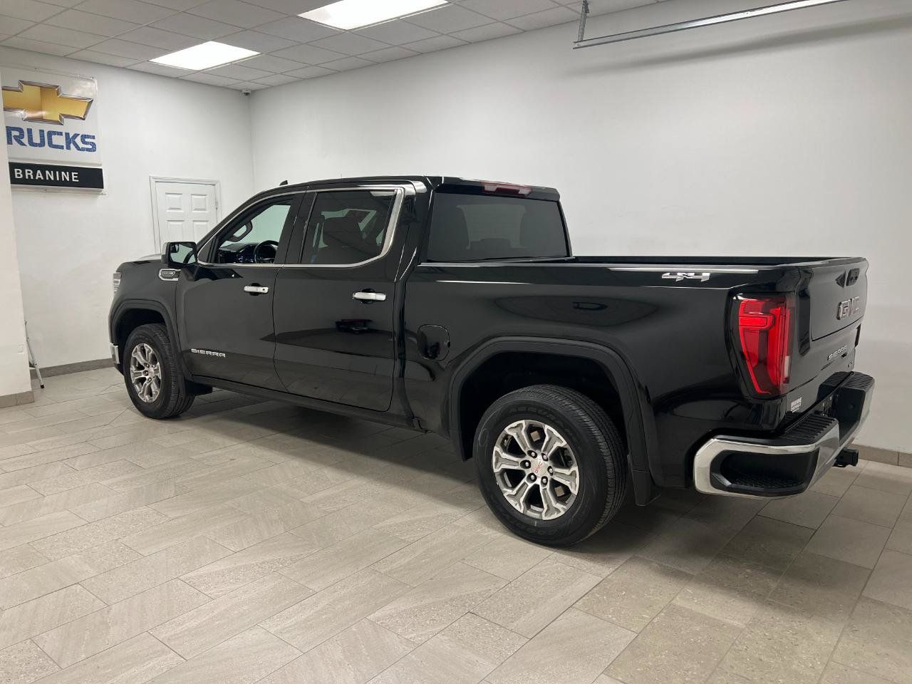 Used 2025 GMC Sierra 1500 SLT AWD/4WD image 7