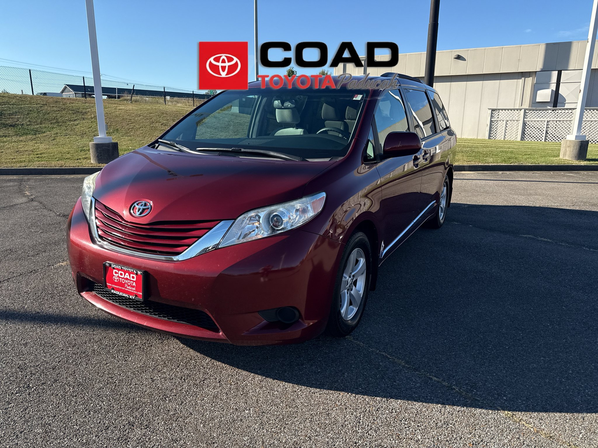 Used 2017 Toyota Sienna LE FWD image 1