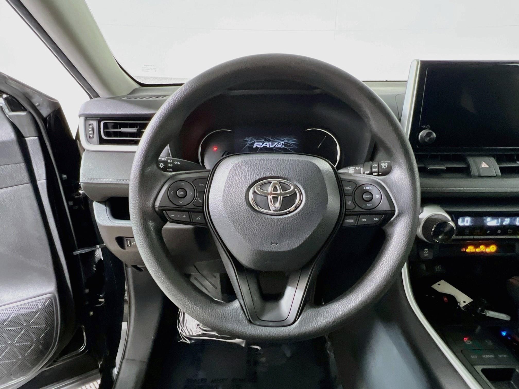 Used 2025 Toyota RAV4 XLE FWD image 18