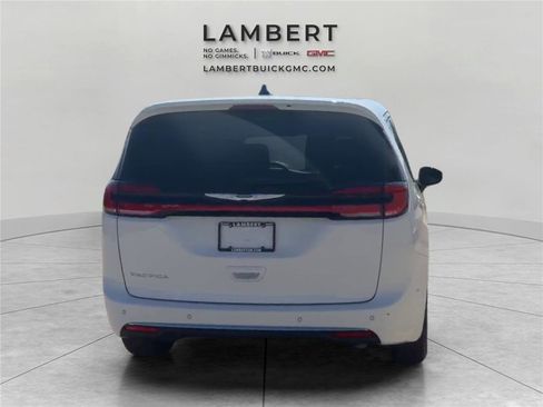 Used 2025 Chrysler Pacifica Select FWD image 5