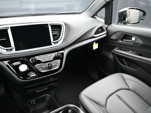 New 2026 Chrysler Pacifica Select FWD image 13